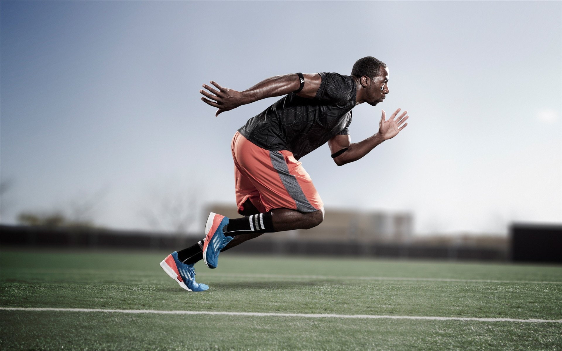 电动方程式赛车吸引环保关注，赛事走向低碳，电动方程式赛道为什么这么窄