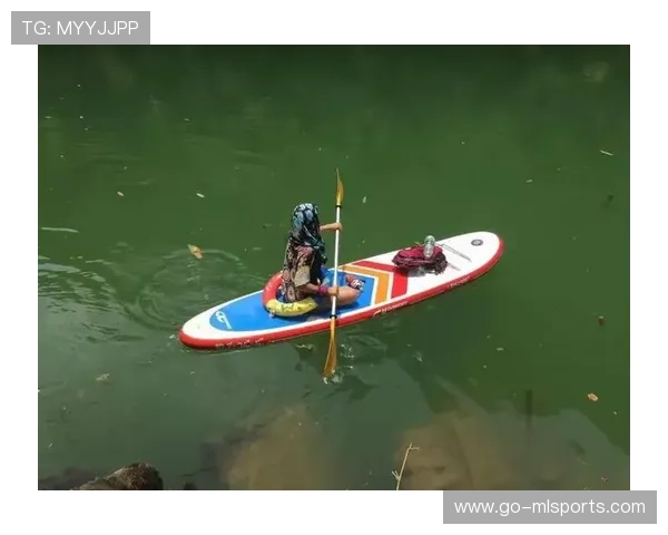 桨板赛事引入夜间荧光标识，视觉效果惊艳观众