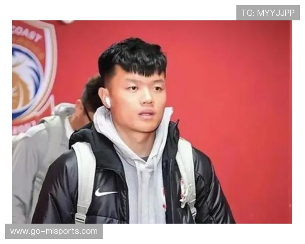 上海海港杨希一对一防守完胜，硬生生把对手挤出边线